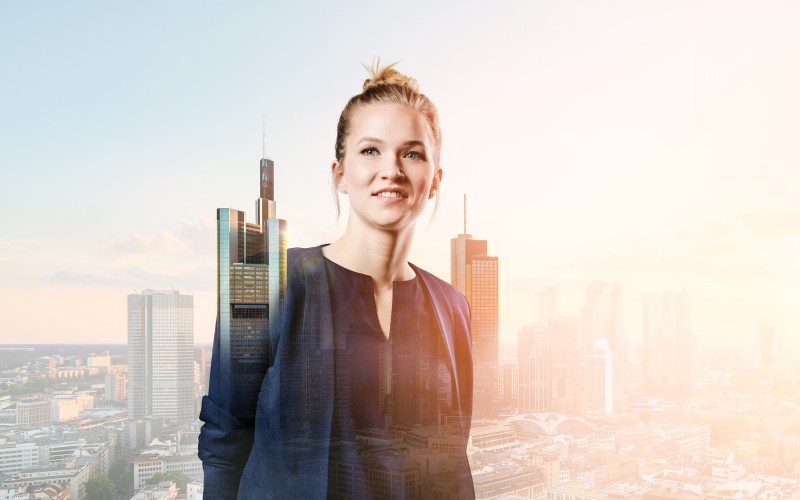 Customer consultant Anke with the skyline in the background